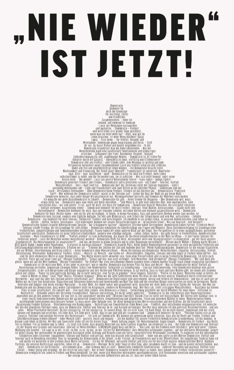 Überschrift ‚NIE WIEDER IST JETZT‘ über hausförmigem Textblock mit dichtgedruckten Bürgerstatements.