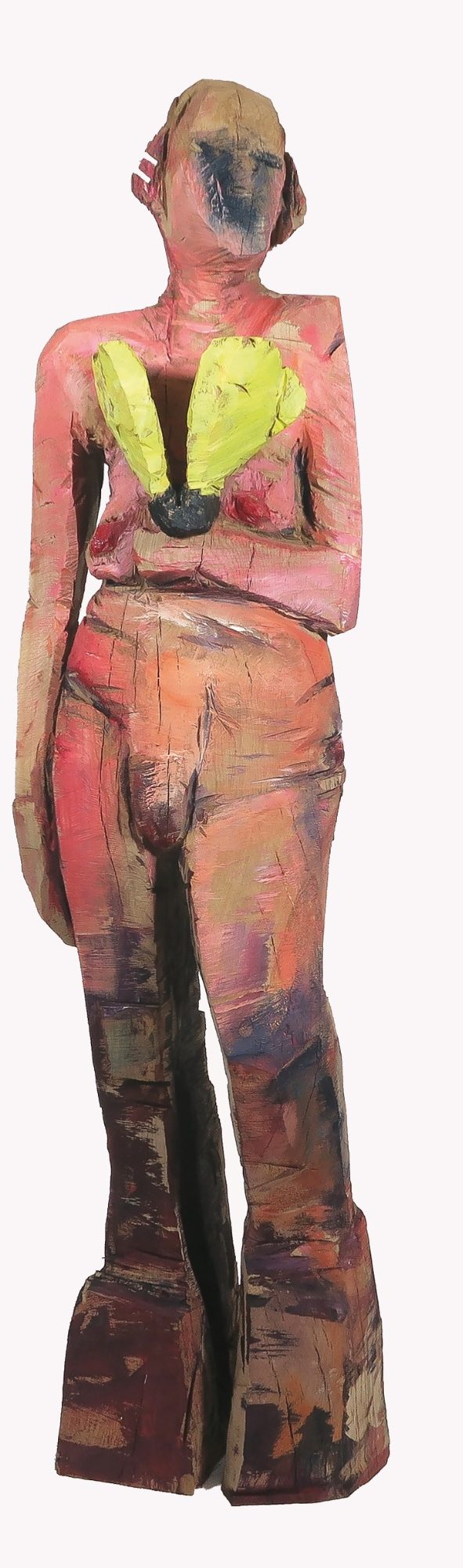 Holzskulptur einer stehenden nackten Frau mit abstraktem Gesicht und großem gelben Schmetterling auf der Brust.
