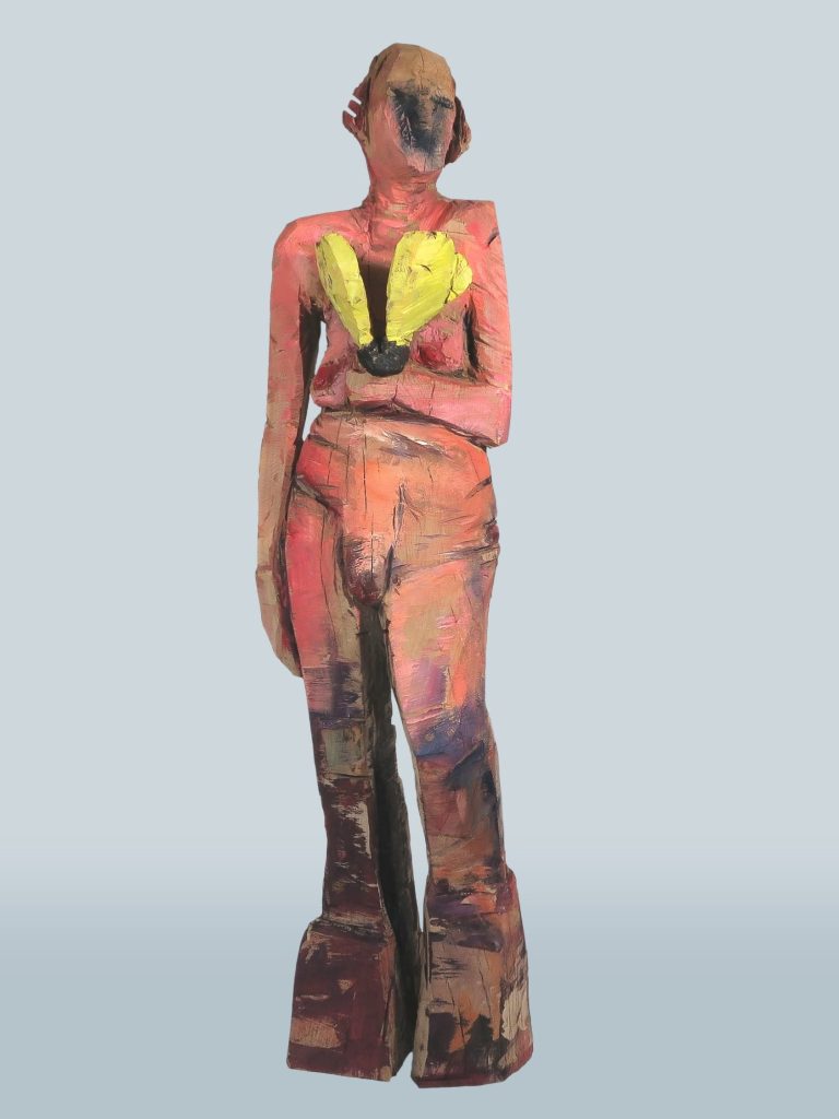 Holzskulptur einer Frau in Rosa mit gelbem Schmetterling, Titel ‚Davina‘.